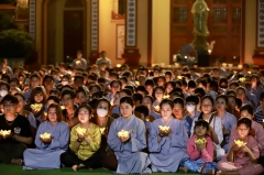 Hoa đăng khánh vía Đức Phật A Di Đà tại chùa Thiên Quang